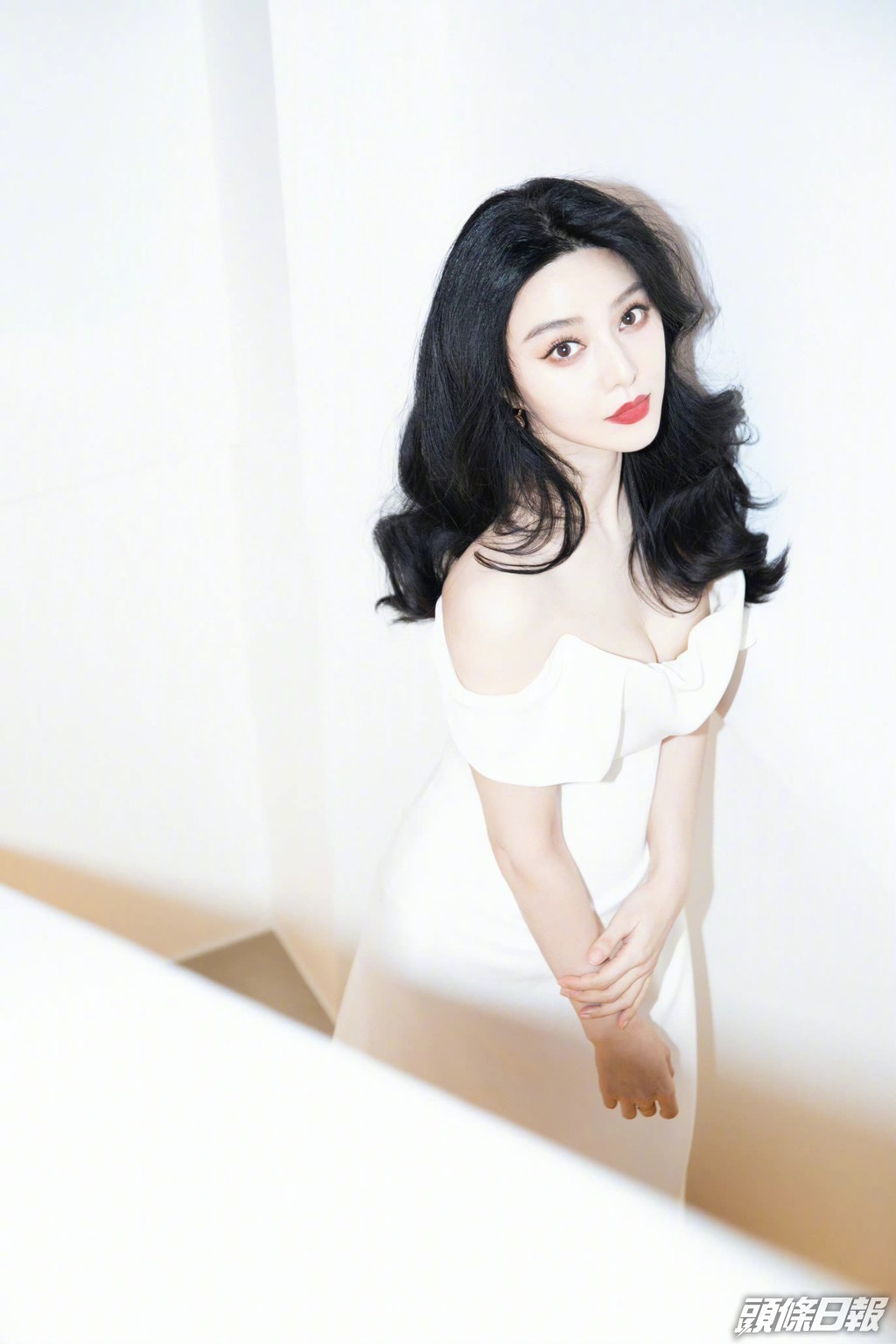 之後在微博貼出多張身穿禮服的照片，大露事業線，狀態仲fit過以前。